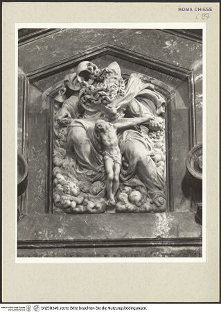 Vorderseite von Courtauld Institute [https://www.deutsche-digitale-bibliothek.de/content/lizenzen/rv-ez/] Grabmonument von Kardinal Alessandro CrivelliAuszugsrelief: Trinität - Detail: Relief, bh230349_recto. Foto.