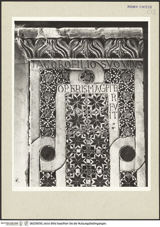 Vorderseite von Bibliotheca Hertziana [https://www.deutsche-digitale-bibliothek.de/content/lizenzen/rv-ez/] Epistelkanzel, aus den Fragmenten des abgebauten Ambo der ehemaligen Schola Cantorum zusammengesetzt - Rechte Seite, Detail: Inschrift, bh230355_recto. Foto.