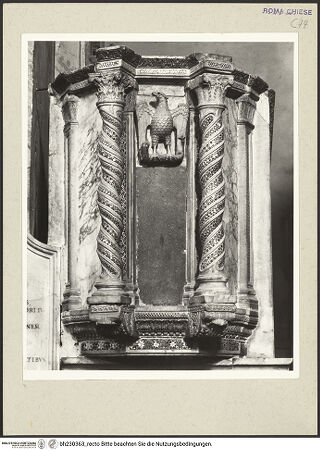 Vorderseite von Courtauld Institute [https://www.deutsche-digitale-bibliothek.de/content/lizenzen/rv-ez/] Evangelienkanzel, aus den Fragmenten des abgebauten Ambo der ehemaligen Schola Cantorum zusammengesetzt - Vordere Schmalseite, Detail: Kanzelkorb, bh230363_recto. Foto.