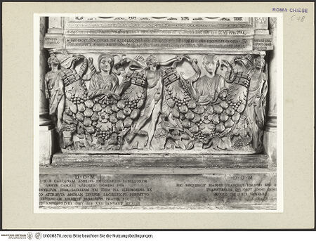 Vorderseite von Courtauld Institute [https://www.deutsche-digitale-bibliothek.de/content/lizenzen/rv-ez/] Grabmonument für Luca Savelli (gest. 1266)Sarkophag mit zwei Halbfiguren der Verstorbenen und zwei von drei Jünglingsgestalten gezogene Festons - Gesamtansicht, bh230367_recto. Foto.