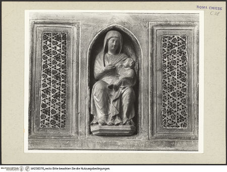 Vorderseite von Courtauld Institute [https://www.deutsche-digitale-bibliothek.de/content/lizenzen/rv-ez/] Grabmonument für Luca Savelli (gest. 1266)Dreiteiliger Oberbau mit Maria mit dem Kind - Detail: Madonna, bh230370_recto. Foto.