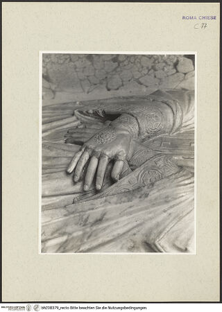 Vorderseite von Courtauld Institute [https://www.deutsche-digitale-bibliothek.de/content/lizenzen/rv-ez/] Grabmal von Papst Honorius IV. - Gisant, Detail: Hände, bh230379_recto. Foto.