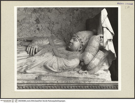 Vorderseite von Courtauld Institute [https://www.deutsche-digitale-bibliothek.de/content/lizenzen/rv-ez/] Grabmal von Papst Honorius IV. - Gisant, Detail: Oberkörper, bh230383_recto. Foto.