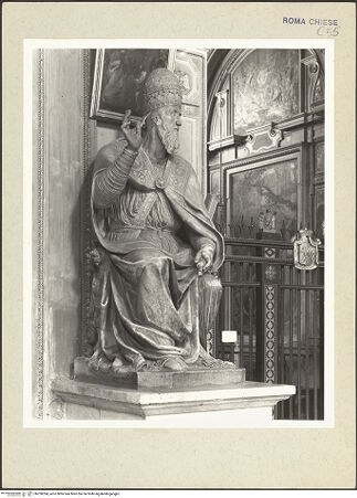 Vorderseite von Courtauld Institute [https://www.deutsche-digitale-bibliothek.de/content/lizenzen/rv-ez/] Sitzstatue von Papst Gregor XIII. Boncompagni - , bh230394_recto. Foto.