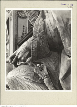Vorderseite von Courtauld Institute [https://www.deutsche-digitale-bibliothek.de/content/lizenzen/rv-ez/] Sitzstatue von Papst Gregor XIII. Boncompagni - Oberkörper, Detail: Gewand, von rechts, bh230397_recto. Foto.