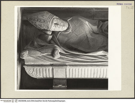 Vorderseite von Courtauld Institute [https://www.deutsche-digitale-bibliothek.de/content/lizenzen/rv-ez/] Grabmal des Pietro da Vicenza Bischof von Cesena - Detail: Oberkörper Liegefigur, bh230398_recto. Foto.