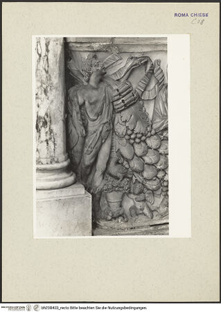 Vorderseite von Courtauld Institute [https://www.deutsche-digitale-bibliothek.de/content/lizenzen/rv-ez/] Grabmonument für Luca Savelli (gest. 1266)Sarkophag mit zwei Halbfiguren der Verstorbenen und zwei von drei Jünglingsgestalten gezogene Festons - Detail: linker Jüngling, bh230403_recto. Foto.