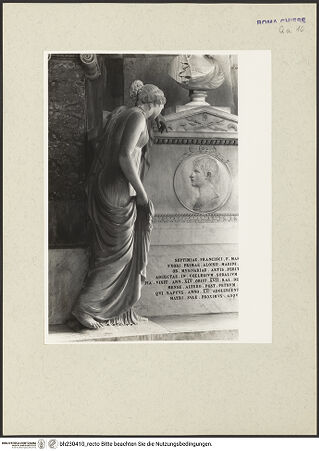 Vorderseite von Courtauld Institute [https://www.deutsche-digitale-bibliothek.de/content/lizenzen/rv-ez/] Grabmal für Settima Marina Maffei (gestorben 1822) - Detail, weibliche Statue, bh230410_recto. Foto.