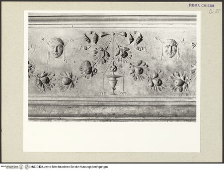 Vorderseite von Courtauld Institute [https://www.deutsche-digitale-bibliothek.de/content/lizenzen/rv-ez/] Grabmal von Giovanni Battista Cavalieri (gestorben 1507) - Detail, Ornament des Piedestals, bh230434_recto. Foto.