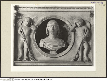 Vorderseite von Courtauld Institute [https://www.deutsche-digitale-bibliothek.de/content/lizenzen/rv-ez/] Grabmal von Giovanni Battista Cavalieri (gestorben 1507) - Detail, Portraitbüste und Genien, bh230437_recto. Foto.