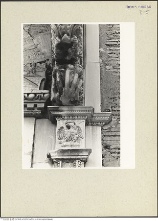 Vorderseite von Courtauld Institute [https://www.deutsche-digitale-bibliothek.de/content/lizenzen/rv-ez/] Mittelportal - Detail: rechte Konsole, von unten, bh230438_recto. Foto.