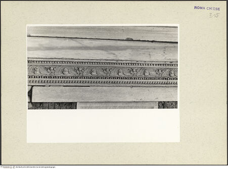 Vorderseite von Courtauld Institute [https://www.deutsche-digitale-bibliothek.de/content/lizenzen/rv-ez/] Mittelportal - Rahmung, Detail: Cherubim zwischen Zacken- und Eierstableisten, bh230439_recto. Foto.