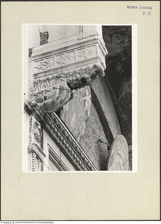 Vorderseite von Courtauld Institute [https://www.deutsche-digitale-bibliothek.de/content/lizenzen/rv-ez/] Mittelportal - Detail: linke Konsole, von links unten, bh230440_recto. Foto.