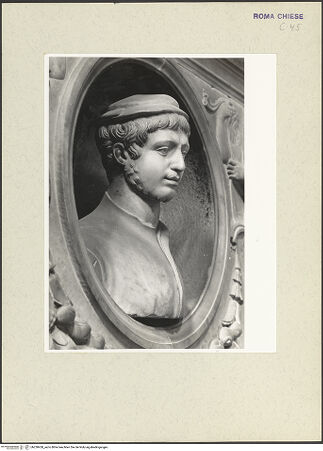 Vorderseite von Courtauld Institute [https://www.deutsche-digitale-bibliothek.de/content/lizenzen/rv-ez/] Grabmal für den Astronomen Lodovico Grato Margani (gest. 1520)Mittlere Zone: Büste des Verstorbenen, flankiert von Engeln - Büste, Ansicht von links, bh230450_recto. Foto.