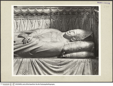 Vorderseite von ICCD [https://www.deutsche-digitale-bibliothek.de/content/lizenzen/rv-ez/] Grabmonument von Kardinal Matteo AquaspartaParadebett mit Liegefigur des Verstorbenen, dahinter Draperie mit zwei trauernden Figuren - Liegefigur, Detail: Oberkörper, bh230452_recto. Foto.