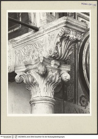 Vorderseite von Courtauld Institute [https://www.deutsche-digitale-bibliothek.de/content/lizenzen/rv-ez/] Grabmonument von Kardinal Matteo AquaspartaParadebett mit Liegefigur des Verstorbenen, dahinter Draperie mit zwei trauernden Figuren - Paradebett, Detail: linkes Drittel, bh230454_recto. Foto.