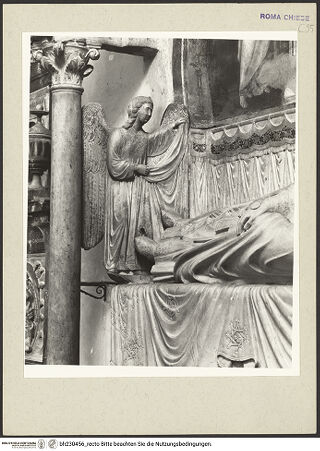 Vorderseite von Courtauld Institute [https://www.deutsche-digitale-bibliothek.de/content/lizenzen/rv-ez/] Grabmonument von Kardinal Matteo AquaspartaParadebett mit Liegefigur des Verstorbenen, dahinter Draperie mit zwei trauernden Figuren - Detail: linke trauernde Figur, bh230456_recto. Foto.