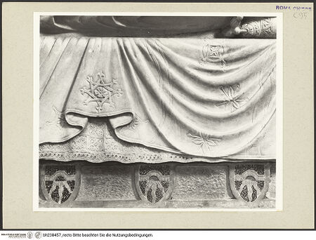Vorderseite von Courtauld Institute [https://www.deutsche-digitale-bibliothek.de/content/lizenzen/rv-ez/] Grabmonument von Kardinal Matteo AquaspartaParadebett mit Liegefigur des Verstorbenen, dahinter Draperie mit zwei trauernden Figuren - Paradebett, Detail: mittlerer Teil, bh230457_recto. Foto.