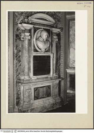 Vorderseite von Courtauld Institute [https://www.deutsche-digitale-bibliothek.de/content/lizenzen/rv-ez/] Grabmal des Kardinals Ladislao d'Aquino (gest. 1621) - Gesamtansicht von links, bh230494_recto. Foto.