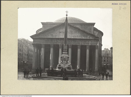 Vorderseite von ICCD (GFN I.A.S.A.) [https://www.deutsche-digitale-bibliothek.de/content/lizenzen/rv-ez/] Pantheon - Ansicht Fassade und Pizza della Rotonda, bh231398_recto. Foto.