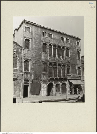 Vorderseite von Kunsthist. Inst. Univ. Wien [https://www.deutsche-digitale-bibliothek.de/content/lizenzen/rv-ez/] Palazzo Pisani a Santo Stefano - Fassade zum Campiello Pisani: Hauptportal und Serliana der Galerie, bh232209_recto. Ektachrome: Lorenz, Wien.