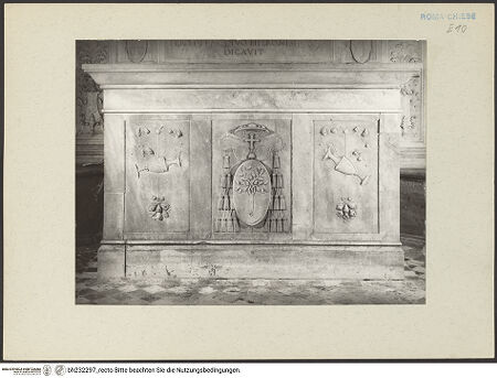Vorderseite von Bibliotheca Hertziana [https://www.deutsche-digitale-bibliothek.de/content/lizenzen/rv-fz/] Altar mit Wappen des Kardinals della Rovere und liturgischen Gefäßen - , bh232297_recto. Foto.