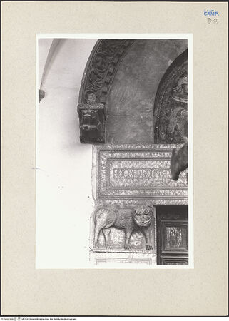 Vorderseite von Pace, Valentino [https://www.deutsche-digitale-bibliothek.de/content/lizenzen/rv-ez/] Hauptportal - Türsturz und linker Türpfosten, bh232452_recto. Foto: Pace, Valentino.