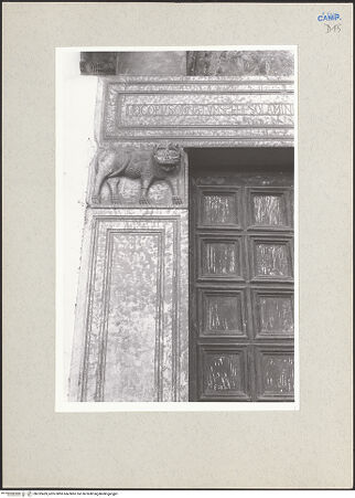 Vorderseite von Pace, Valentino [https://www.deutsche-digitale-bibliothek.de/content/lizenzen/rv-ez/] Hauptportal - Türsturz und linker Türpfosten, bh232459_recto. Foto: Pace, Valentino.