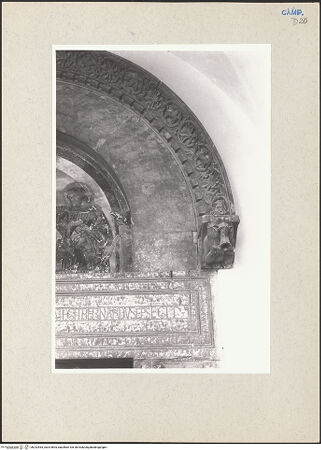 Vorderseite von Pace, Valentino [https://www.deutsche-digitale-bibliothek.de/content/lizenzen/rv-ez/] Hauptportal - Detail, rechte Seite und rechte Konsole, bh232463_recto. Foto: Pace, Valentino.