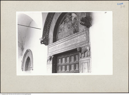 Vorderseite von Pace, Valentino [https://www.deutsche-digitale-bibliothek.de/content/lizenzen/rv-ez/] Hauptportal - Detail, linke Konsole und linke Seite, bh232466_recto. Foto: Pace, Valentino.