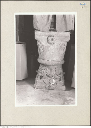 Vorderseite von Pace, Valentino [https://www.deutsche-digitale-bibliothek.de/content/lizenzen/rv-ez/] Zwei romanische Kapitelle: Taufstein - Seitenansicht, bh232477_recto. Foto: Pace, Valentino.