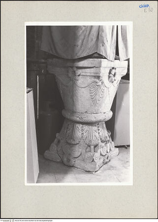 Vorderseite von Pace, Valentino [https://www.deutsche-digitale-bibliothek.de/content/lizenzen/rv-ez/] Zwei romanische Kapitelle: Taufstein - Seitenansicht, bh232478_recto. Foto: Pace, Valentino.