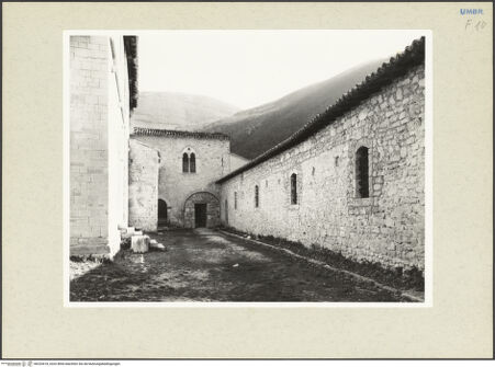 Vorderseite von Getty Research Institute [https://www.deutsche-digitale-bibliothek.de/content/lizenzen/rv-ez/] Abbazia di Sant'EutizioPrimo Chiostro - Blick durch den Hof zur Eingangsseite, bh232618_recto. Foto: Hutzel, Max.