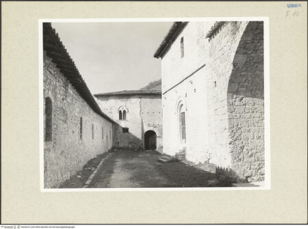 Vorderseite von Getty Research Institute [https://www.deutsche-digitale-bibliothek.de/content/lizenzen/rv-ez/] Abbazia di Sant'EutizioPrimo Chiostro - Blick in den Hof (rechts die südliche Seitenfassade der Klosterkirche), von Osten, bh232619_recto. Foto: Hutzel, Max.