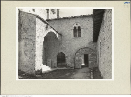 Vorderseite von Getty Research Institute [https://www.deutsche-digitale-bibliothek.de/content/lizenzen/rv-ez/] Abbazia di Sant'EutizioPrimo Chiostro - Hof, Eingangsseite, bh232620_recto. Foto: Hutzel, Max.