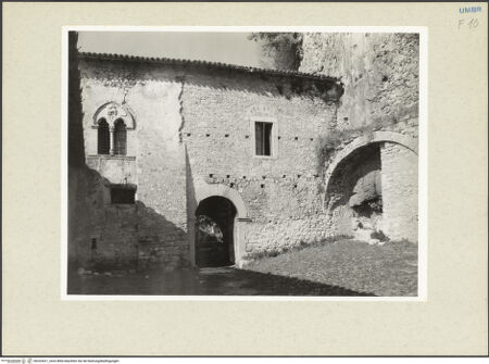 Vorderseite von Getty Research Institute [https://www.deutsche-digitale-bibliothek.de/content/lizenzen/rv-ez/] Abbazia di Sant'EutizioPrimo Chiostro - Westlicher Abschluss (ehemaliges Konventsgebäude) mit Durchgang zum zweiten Hof, bh232621_recto. Foto: Hutzel, Max.