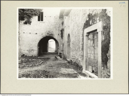 Vorderseite von Getty Research Institute [https://www.deutsche-digitale-bibliothek.de/content/lizenzen/rv-ez/] Abbazia di Sant'EutizioSecondo Chiostro - Durchgang zum ersten Hof, bh232622_recto. Foto: Hutzel, Max.