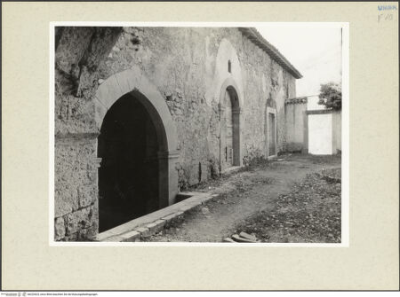 Vorderseite von Getty Research Institute [https://www.deutsche-digitale-bibliothek.de/content/lizenzen/rv-ez/] Abbazia di Sant'EutizioSecondo Chiostro - Südseite, bh232623_recto. Foto: Hutzel, Max.