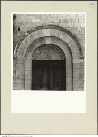 Vorderseite von Getty Research Institute [https://www.deutsche-digitale-bibliothek.de/content/lizenzen/rv-ez/] Kirchenportal mit Widmungsinschrift - Teilansicht, bh232626_recto. Foto: Hutzel, Max.