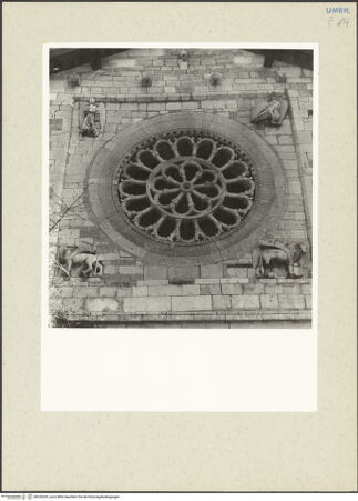 Vorderseite von Getty Research Institute [https://www.deutsche-digitale-bibliothek.de/content/lizenzen/rv-ez/] Abbazia di Sant'EutizioSüdwestfassade - Obergeschoss: Fensterrose und Evangelistensymbole, bh232629_recto. Foto: Hutzel, Max.