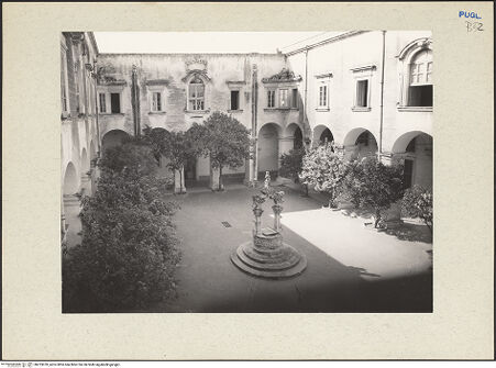 Vorderseite von Guido, Giovanni, Lecce [https://www.deutsche-digitale-bibliothek.de/content/lizenzen/rv-ez/] Palazzo del Seminario - Ansicht von Südosten, bh233070_recto. Foto: Guido, Giovanni.