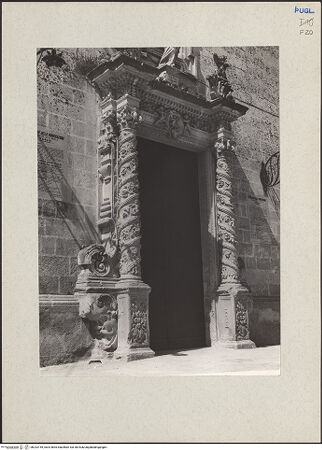 Vorderseite von Guido, Giovanni, Lecce [https://www.deutsche-digitale-bibliothek.de/content/lizenzen/rv-fz/] Eingangsportal - Gesamtansicht, von links, bh233155_recto. Foto.