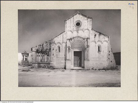 Vorderseite von Guido, Giovanni, Lecce [https://www.deutsche-digitale-bibliothek.de/content/lizenzen/rv-ez/] Abbazia di Santa Maria di CerrateWestfassade - Fassade und Westarkade der Loggia (vor dem 1968 Restaurierung), bh233228_recto. Foto: Guido, Giovanni.