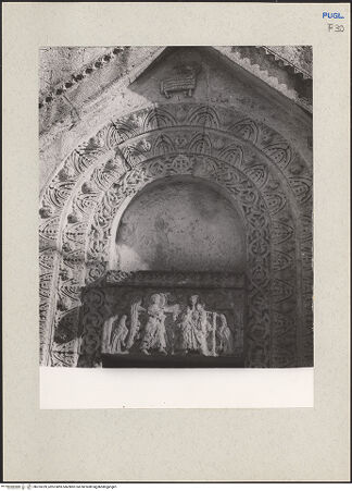 Vorderseite von Guido, Giovanni, Lecce [https://www.deutsche-digitale-bibliothek.de/content/lizenzen/rv-ez/] Hauptportal - Giebel, Archivolten und Türsturz, bh233239_recto. Foto: Guido, Giovanni.