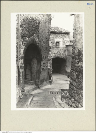 Vorderseite von Getty Research Institute [https://www.deutsche-digitale-bibliothek.de/content/lizenzen/rv-ez/] Caso - Blick in eine Gasse, bh233319_recto. Foto: Hutzel, Max.