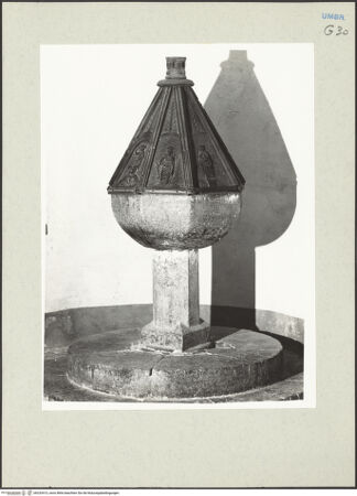 Vorderseite von Getty Research Institute [https://www.deutsche-digitale-bibliothek.de/content/lizenzen/rv-ez/] Taufstein - Gesamtansicht mit Taufdeckel aus Holz, bh233413_recto. Foto: Hutzel, Max.