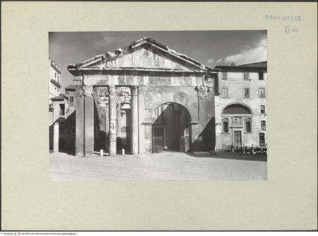 Vorderseite von unbekannt [https://www.deutsche-digitale-bibliothek.de/content/lizenzen/rv-fz/] Sant'Angelo in PescheriaHauptfassade (Portico dell'Ottavia) / Südfassade - Propylon außen, bh234705_recto. Foto: Mayer, Ilse; Davos.