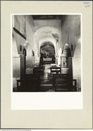 Vorderseite von Getty Research Institute [https://www.deutsche-digitale-bibliothek.de/content/lizenzen/rv-ez/] Santa Maria di Pietrarossa - Mittelschiff in Richtung Nordosten mit Blick zum Chor, bh234908_recto. Foto: Hutzel, Max.