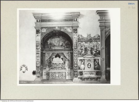 Vorderseite von Getty Research Institute [https://www.deutsche-digitale-bibliothek.de/content/lizenzen/rv-ez/] Madonna delle Lacrime - Inneres, Langhaus, Teilansicht der Nordwand (links: Capella della Pietà; rechts: Grabmonument der Subrezia Lucarini Valenti), bh234924_recto. Foto: Hutzel, Max.