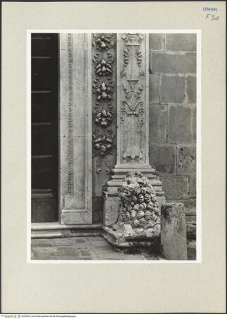 Vorderseite von Getty Research Institute [https://www.deutsche-digitale-bibliothek.de/content/lizenzen/rv-ez/] HauptportalOrnamentale Pilasterrahmung - Detail: rechter Pilaster, unterer Abschnitt, bh234925_recto. Foto: Hutzel, Max.